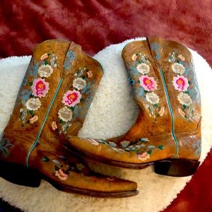 Beautiful cowboy boots.